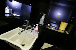 ピアッシングブース内の汚染物置き場